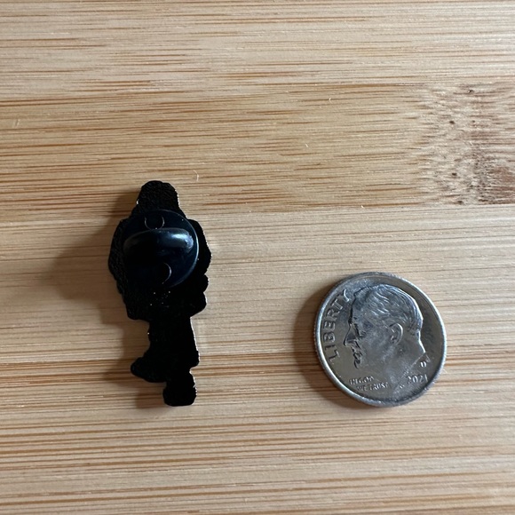 Bernie Sanders Iconic Pin - Picture 4 of 4